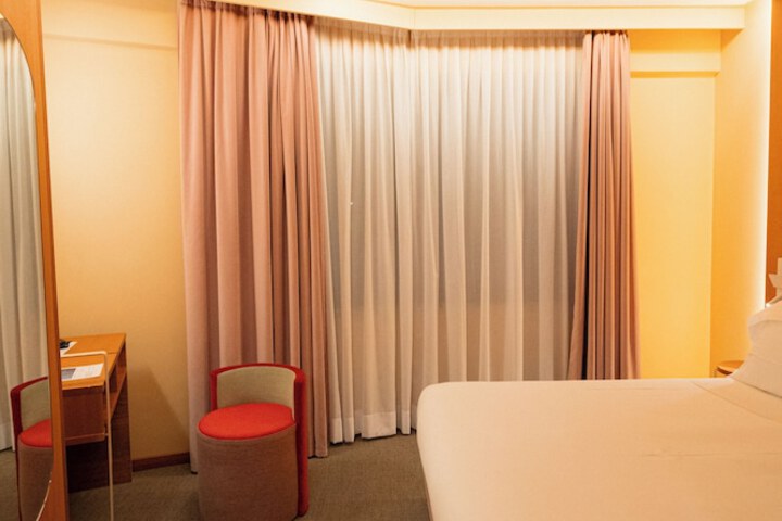 Room 45 of 153
