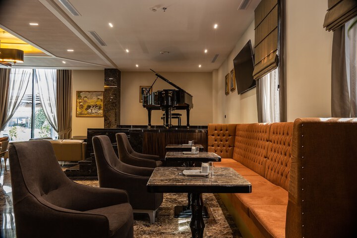 Lounge 49 of 51