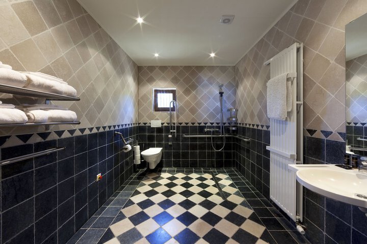 Room 6 of 40