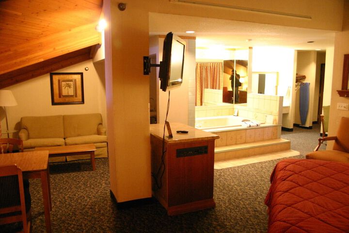 1 King Bed (5 of 7)