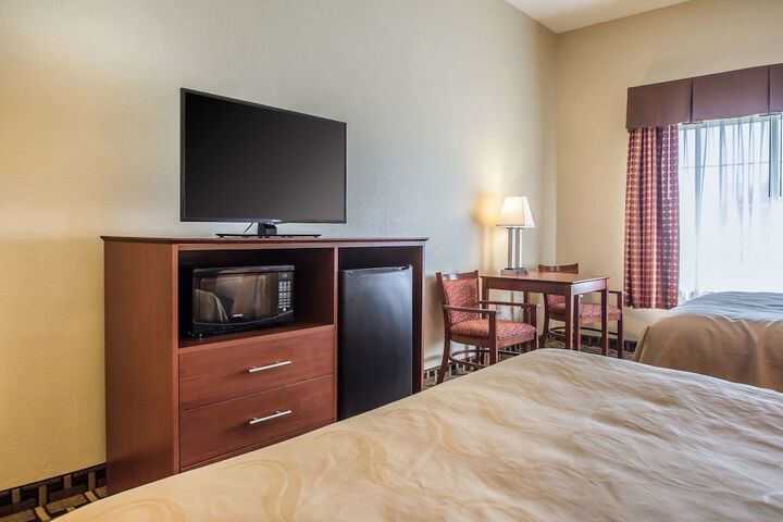 2 Queen Beds (6 of 13)