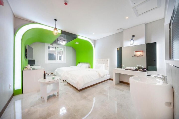 Room 21 of 49