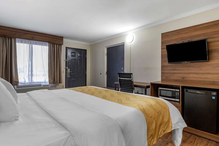 1 King Bed (6 of 13)