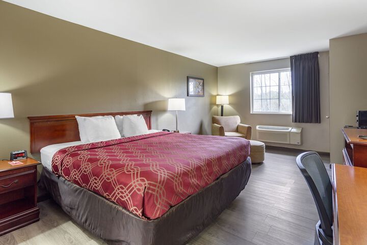 1 King Bed (2 of 6)