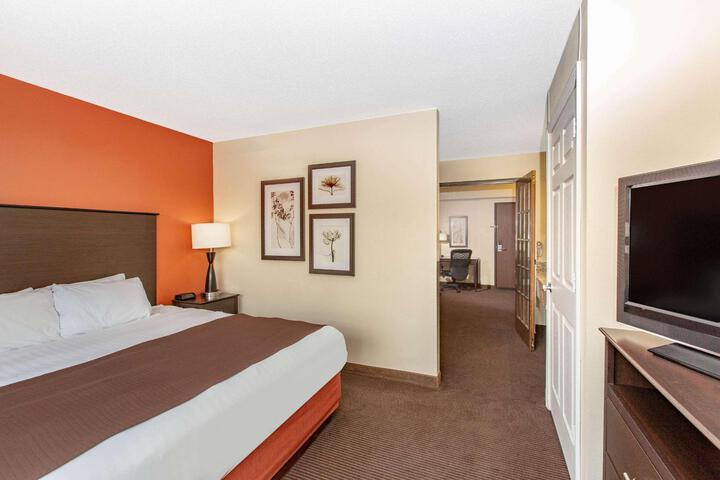 1 King Bed (1 of 14)