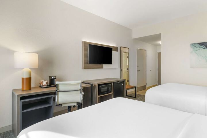 2 Queen Beds (6 of 10)