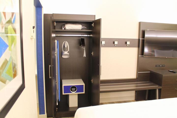 1 Bedroom Suite Accessible (9 of 16)