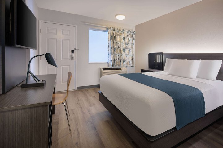 1 Queen Bed (8 of 13)