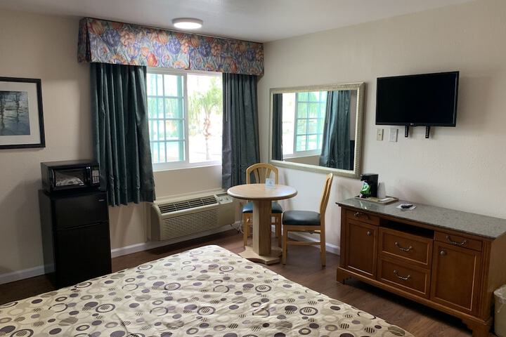 Queen Bed Accessible (21 of 23)