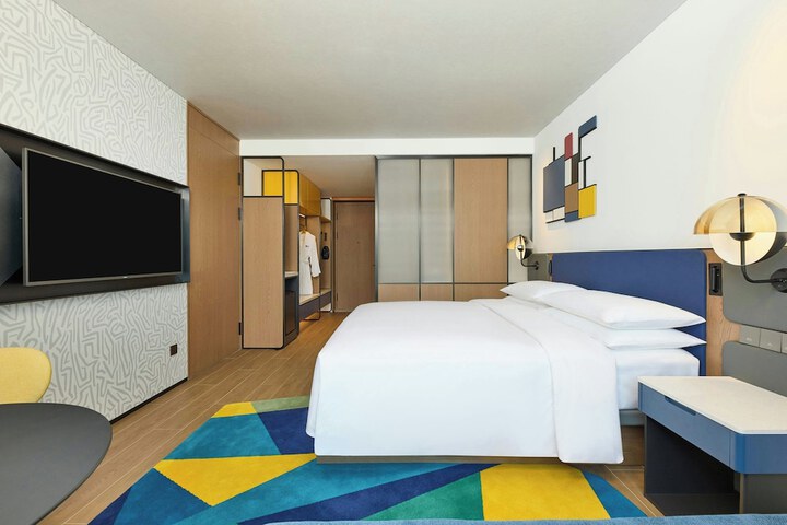 Room 10 of 30