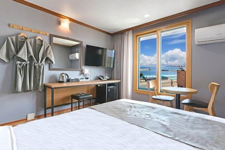 Room 12 of 27