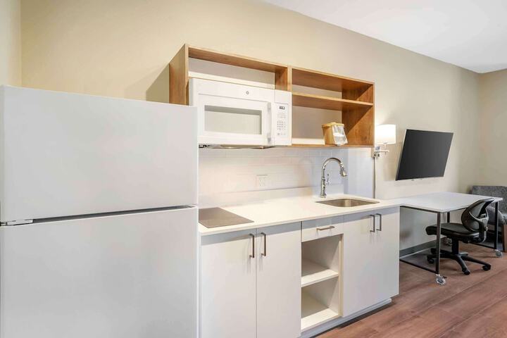 Standard Studio 1 Queen Bed (3 of 26)