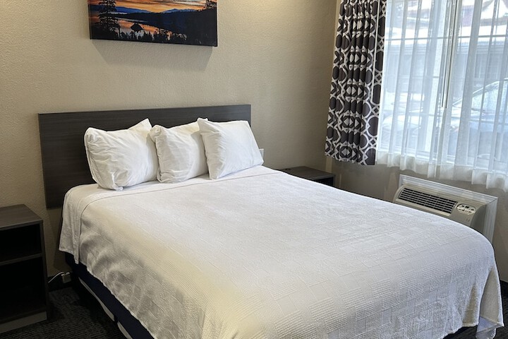 1 Queen Bed (25 of 27)