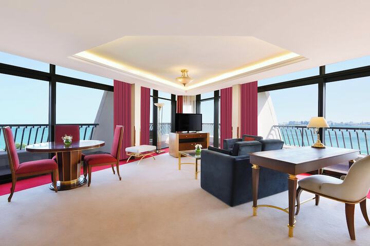 Room 65 of 220