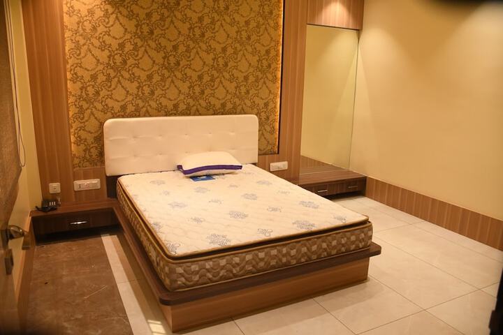 Room 4 of 20