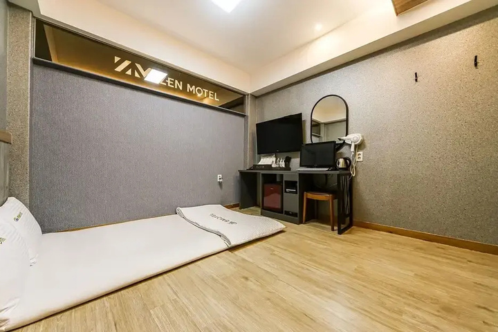 Room 4 of 12
