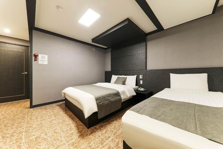 Room 28 of 42