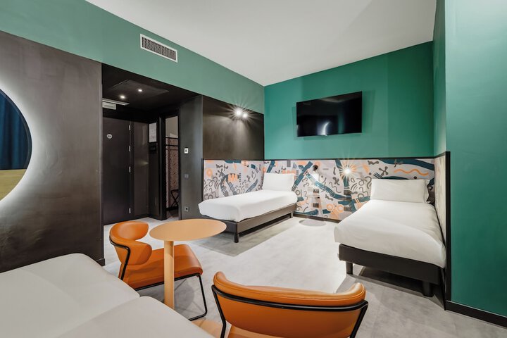 Room 7 of 107