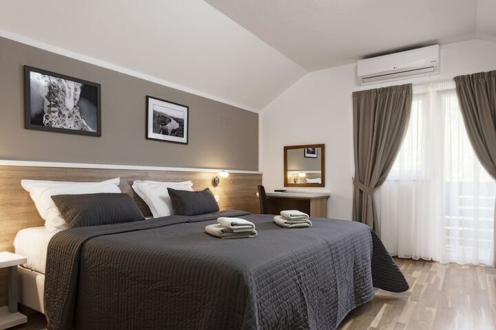 Room 6 of 72