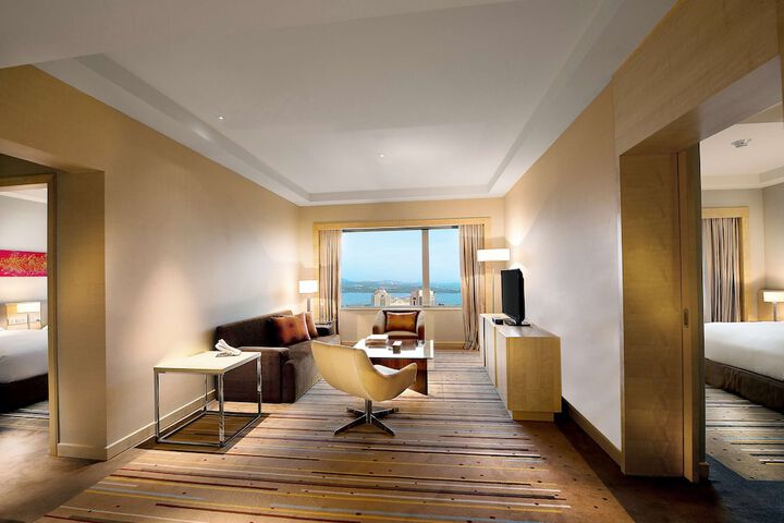 Room 33 of 100