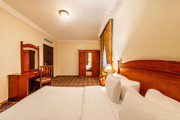 Room 10 of 16