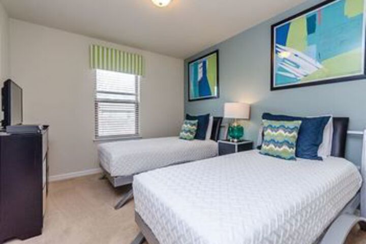 Room 6 of 12