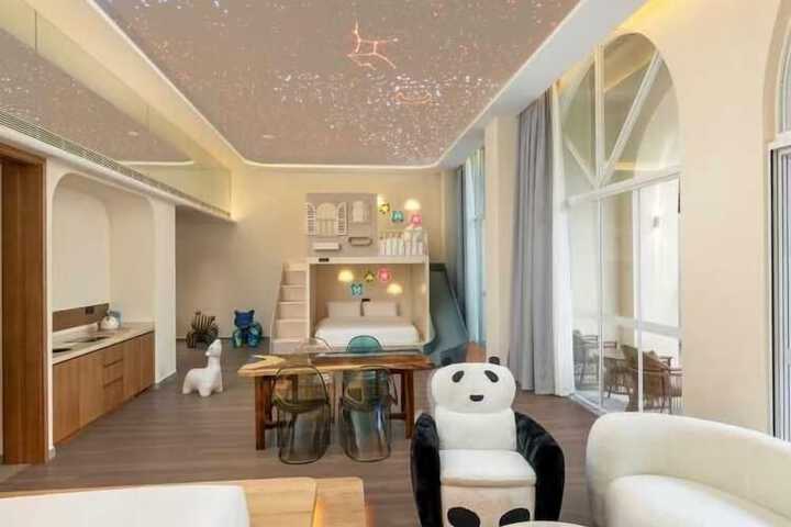 Room 2 of 85