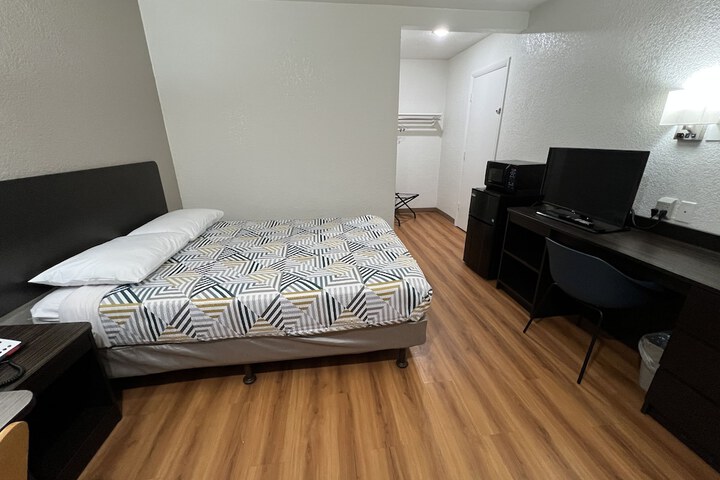1 Queen Bed Refrigerator, Microwave (2 of 5)