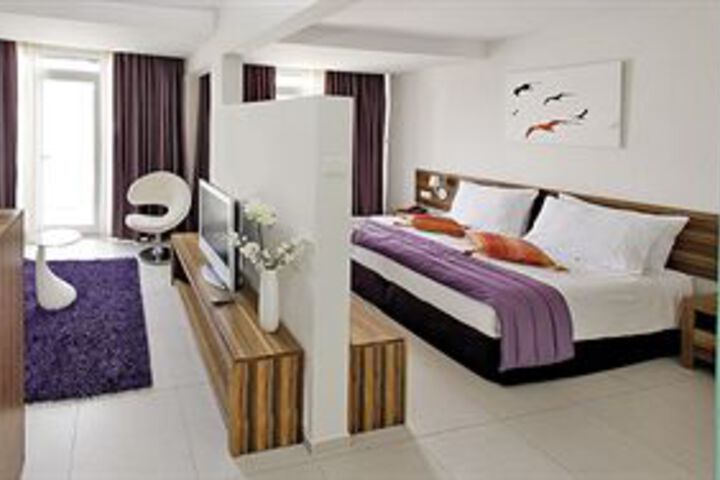 Room 11 of 18