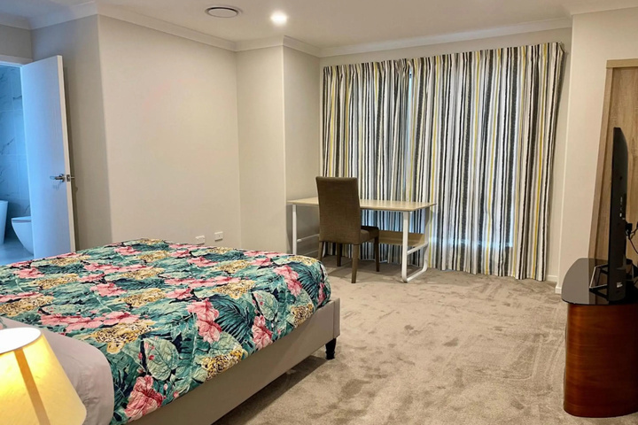 Room 5 of 16