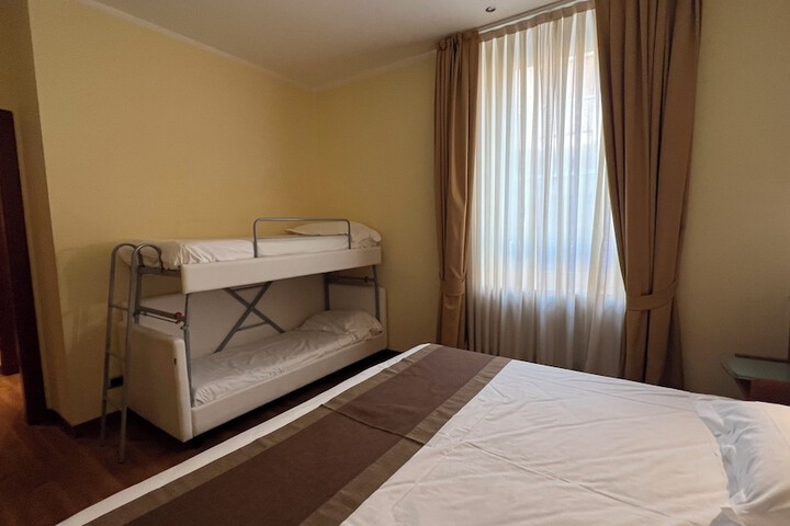 Room 93 of 233