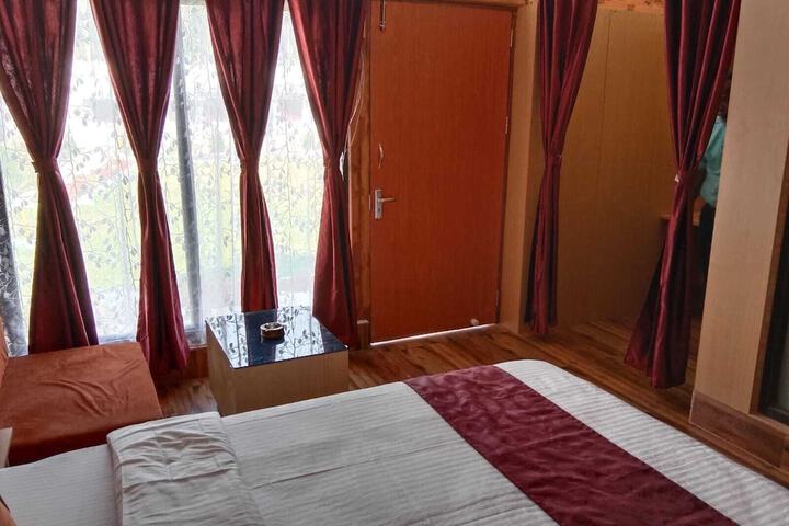 Room 4 of 16