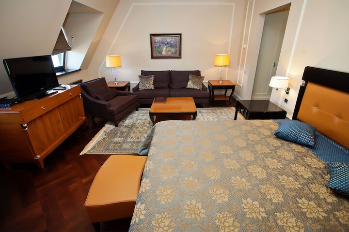 Room 28 of 166
