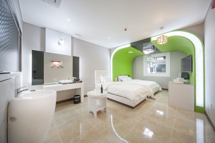 Room 13 of 49
