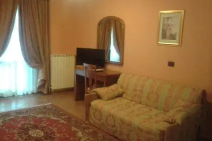 Room 5 of 17