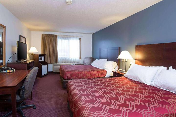 2 Queen Beds (5 of 14)