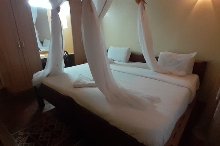 Room 8 of 130