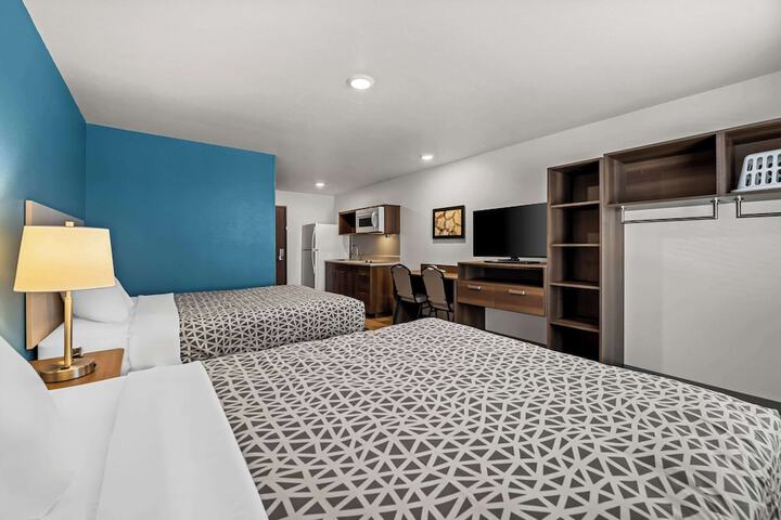 1 Queen Bed (5 of 13)