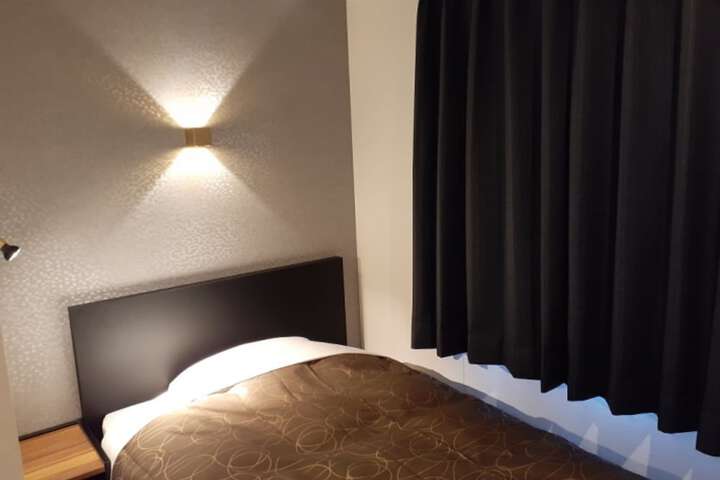 Room 7 of 9
