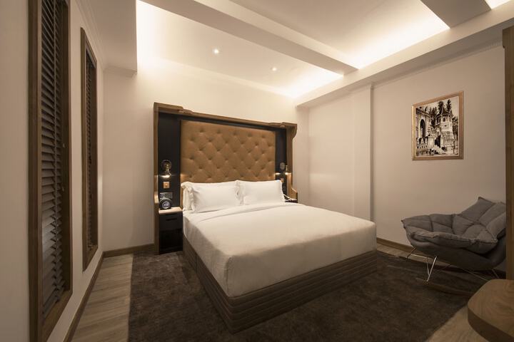Room 4 of 50