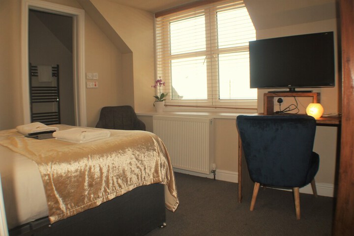 Room 2 of 36