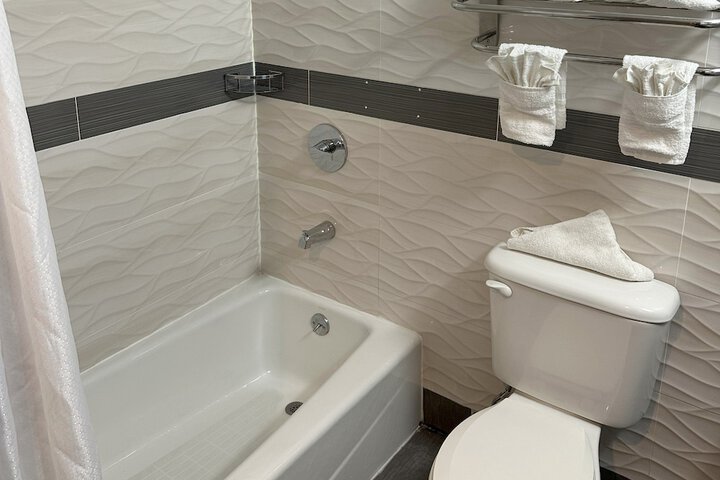 Deep soaking bathtub