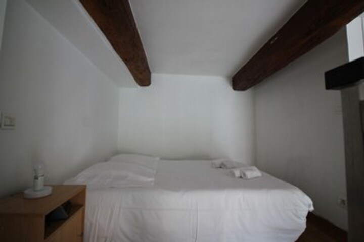 Room 9 of 16