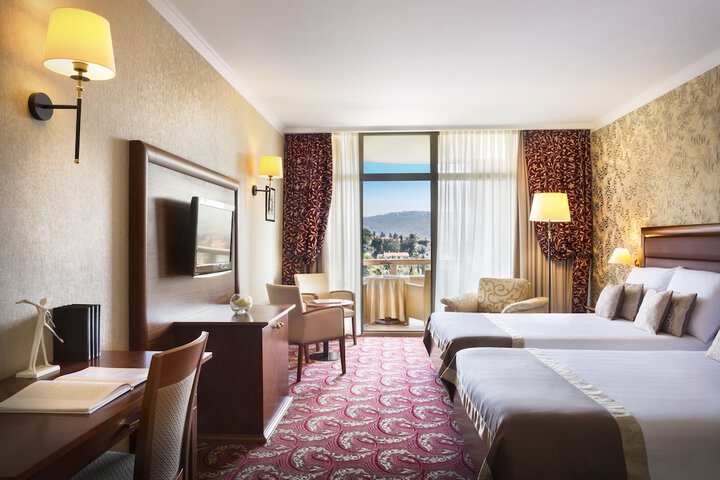 Room 18 of 103
