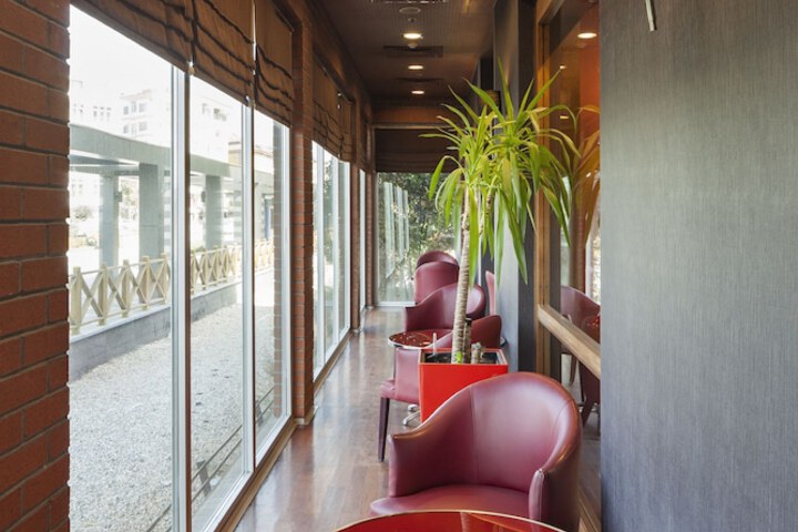 Lounge 30 of 61