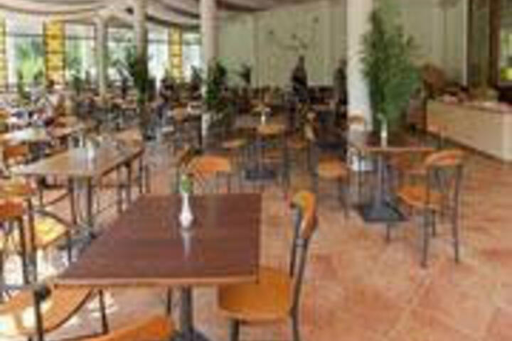 HOTEL FLORA PARK