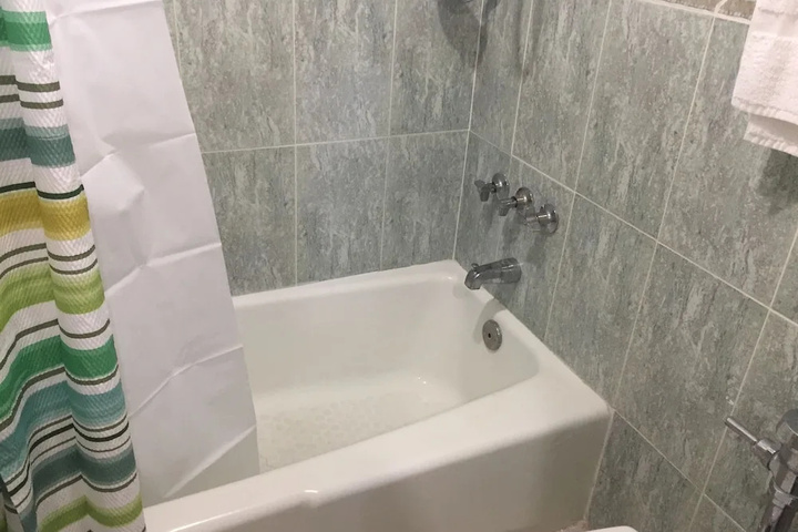 Room 6 of 10