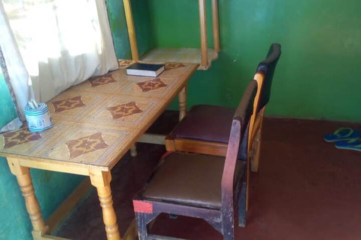 Room 4 of 9