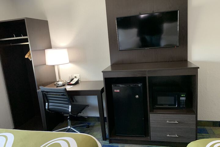 1 Queen Bed (2 of 22)