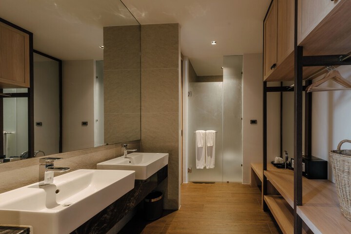 Room 16 of 216